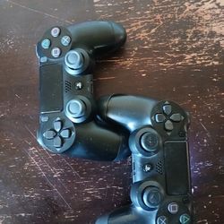 2 PS4 controllers, They both work perfectly no stick drift ⬇️
