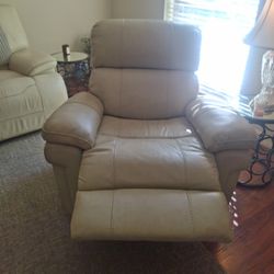 It's A Lazy Boy Recliner! Beige/off White The Size Os The Same Im The Picture!
