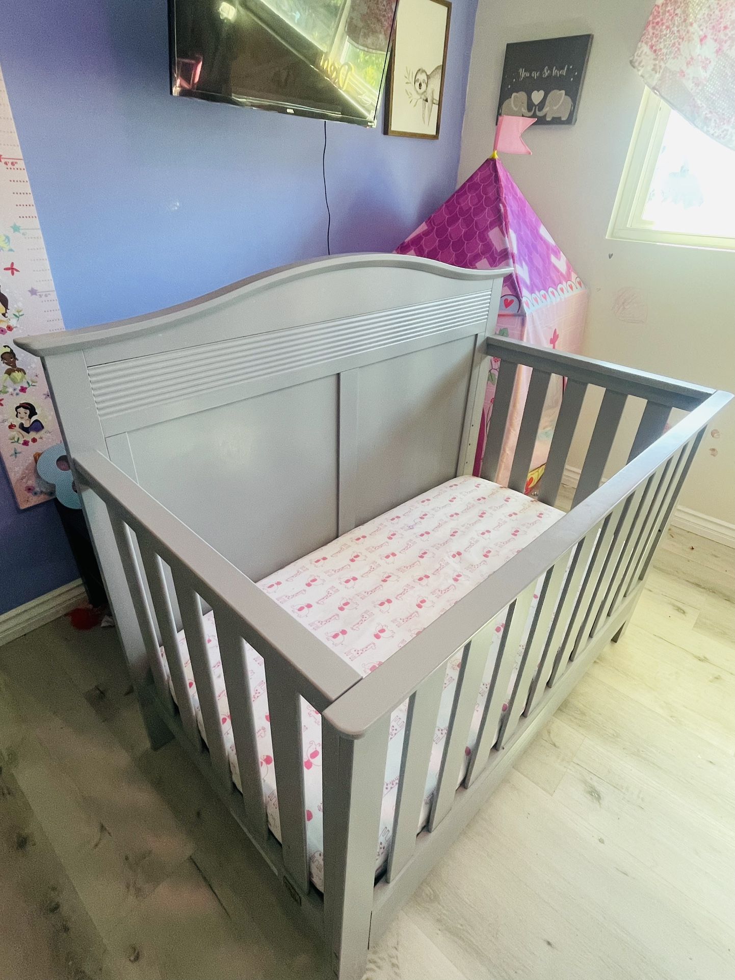 LIKE NEW Serta 4-in-1 Convertible Crib + Mattress