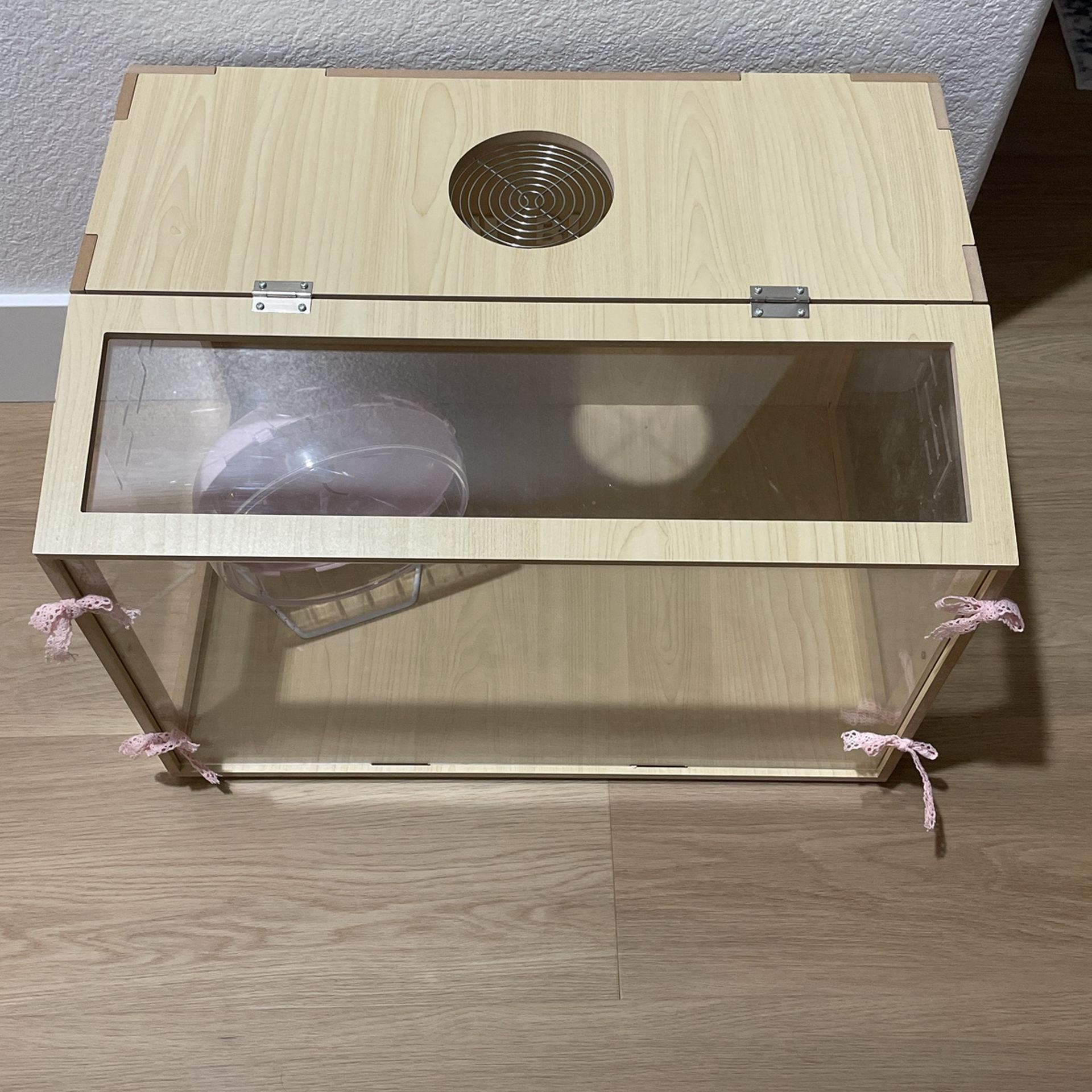 Medium Hamster Box With Spinning Wheels