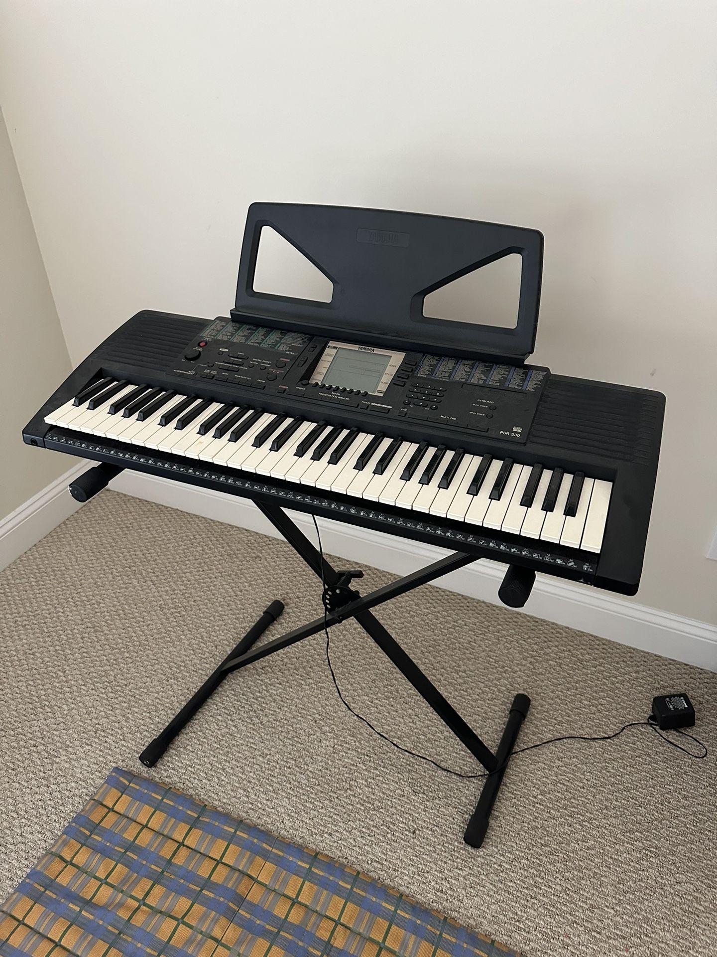 Electronic Yamaha Keyboard