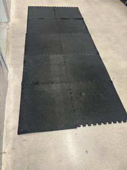 10 interlocking floor mats, good for gym, garage-to work out.. 10 feet x 4 feet area covered