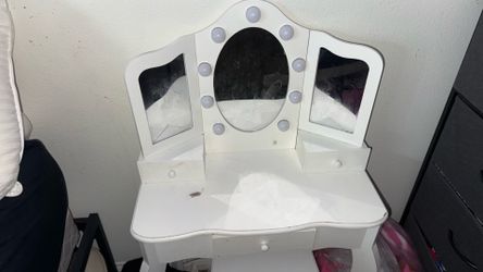 Little girl vanity