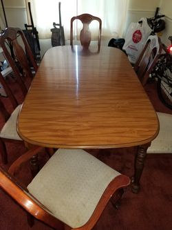 Dinner table in good condition