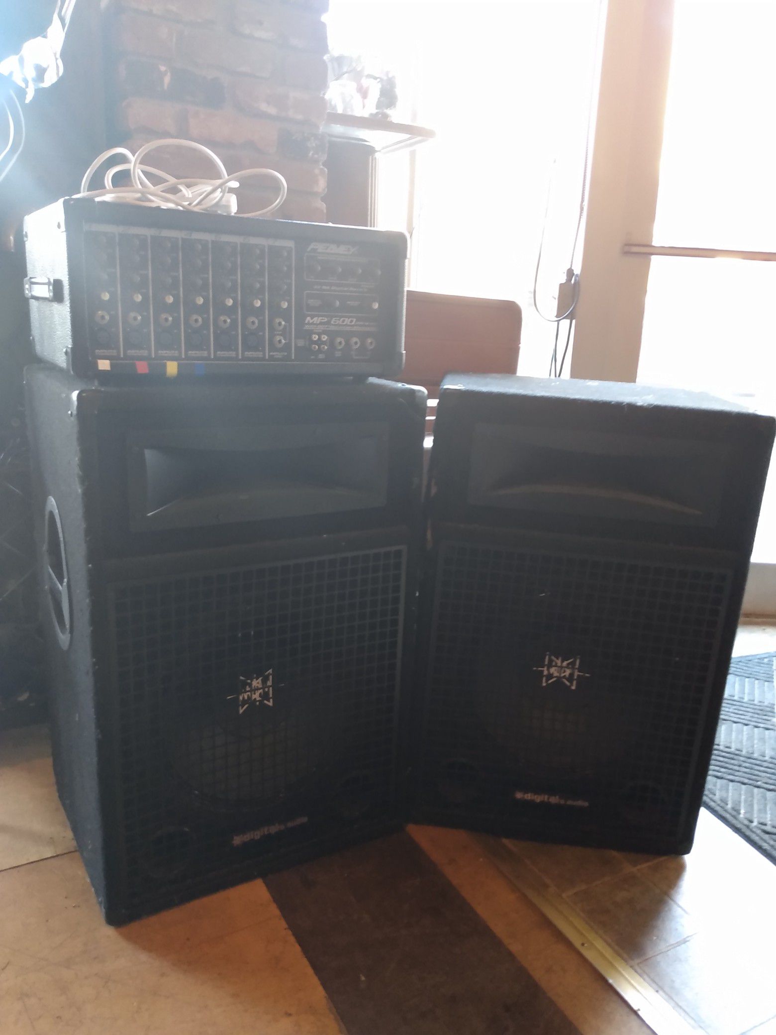 Peavy mp 600 amp/2 speakers with stands