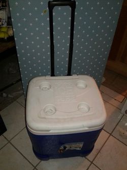 Cooler with wheel