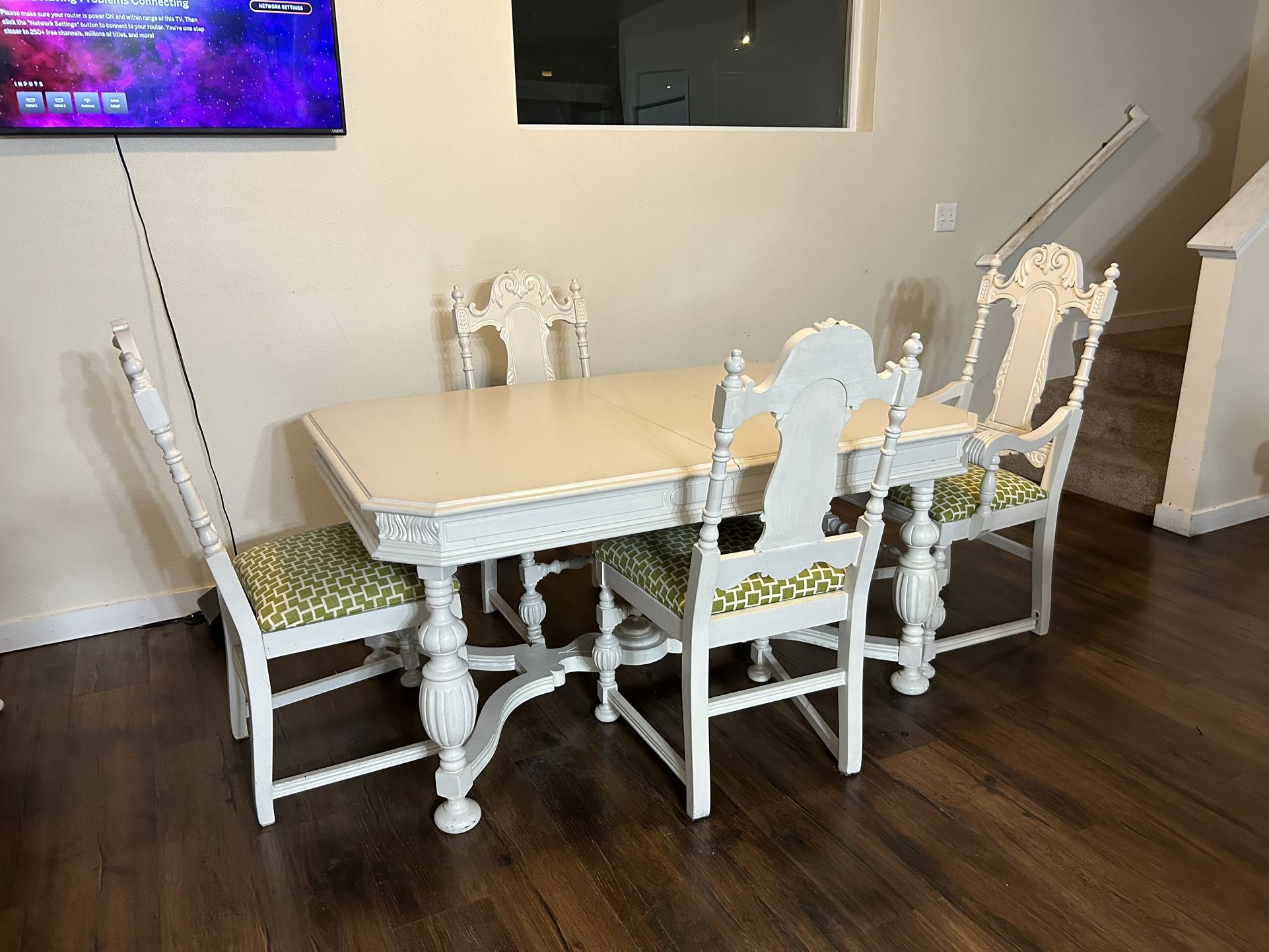 Dinning Table & Matching Hutch