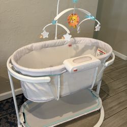 Fisher-Price Soothing Motions Bassinet – Great Condition & Fully Functional