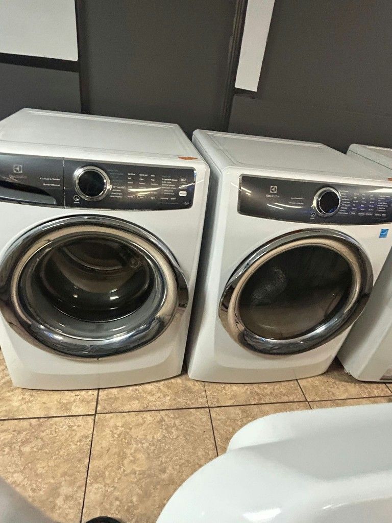 Runs smooth Electrolux Washer Electric Dryer Set Fully Functional