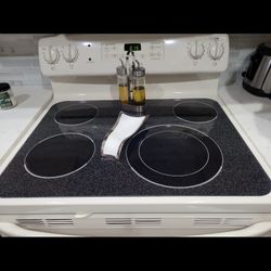 Kitchen Appliances, Dishwasher, Fridge, Oven Included