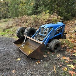 New Holland Tractor (salvage)