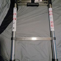 Heavy duty 6 ft collapsible ladder