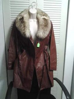 Sobretodo De Piel Cuello Supuesto Peludo. 40 De Cintura  Busto 47 Centrimetros