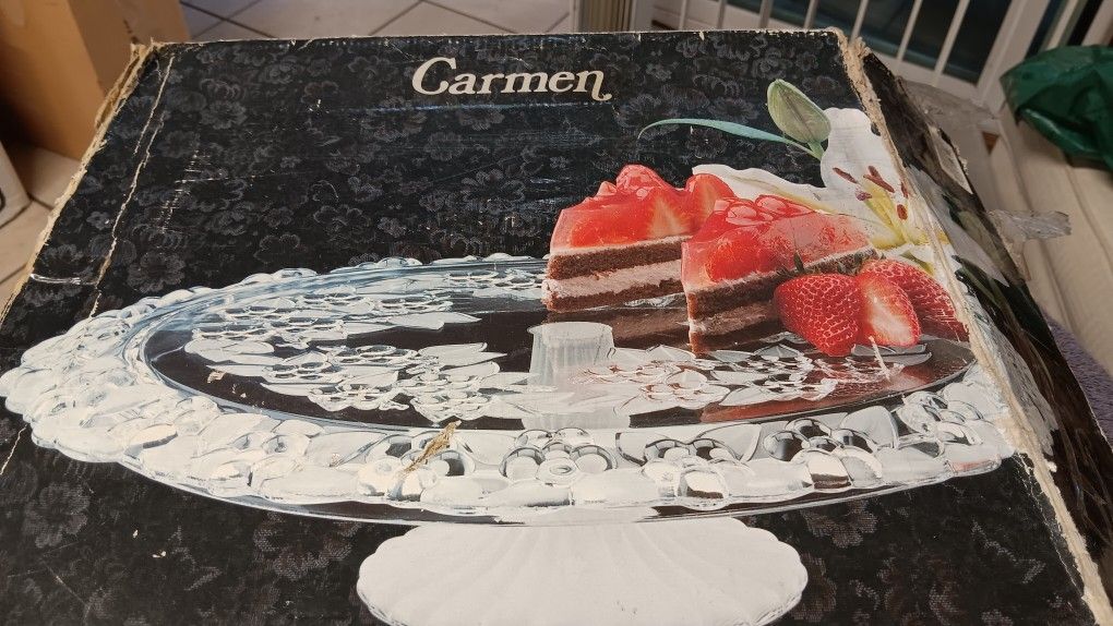 Vintage New in open box. Mikasa "Carmen" crystal cake stand, torte plate on a foot pedestal with satin finish. Walther Glas. Floral pattern with embos