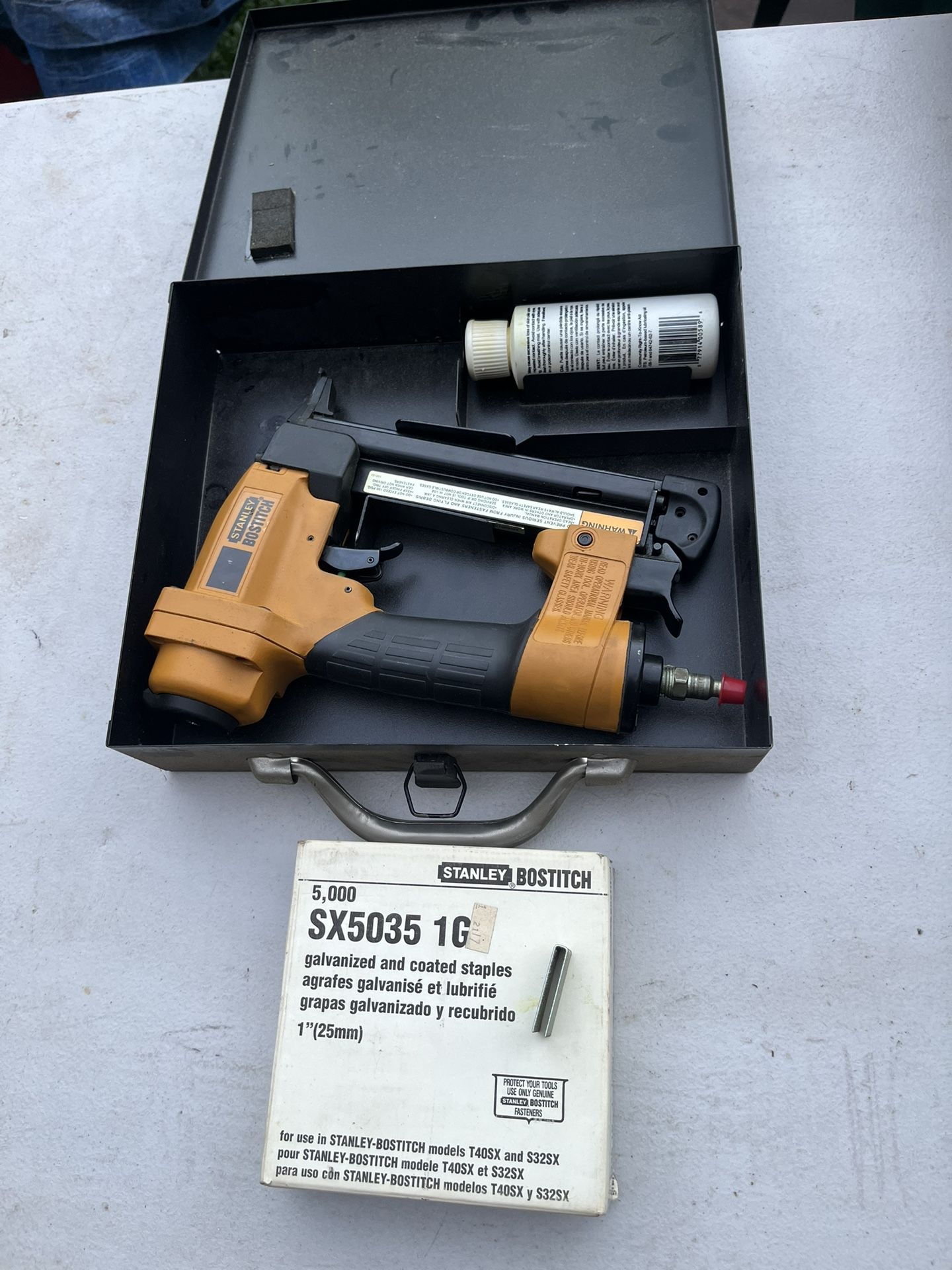 Bostitch 1/2” Air Pneumatic Stapler With 5,000 Staples Like New