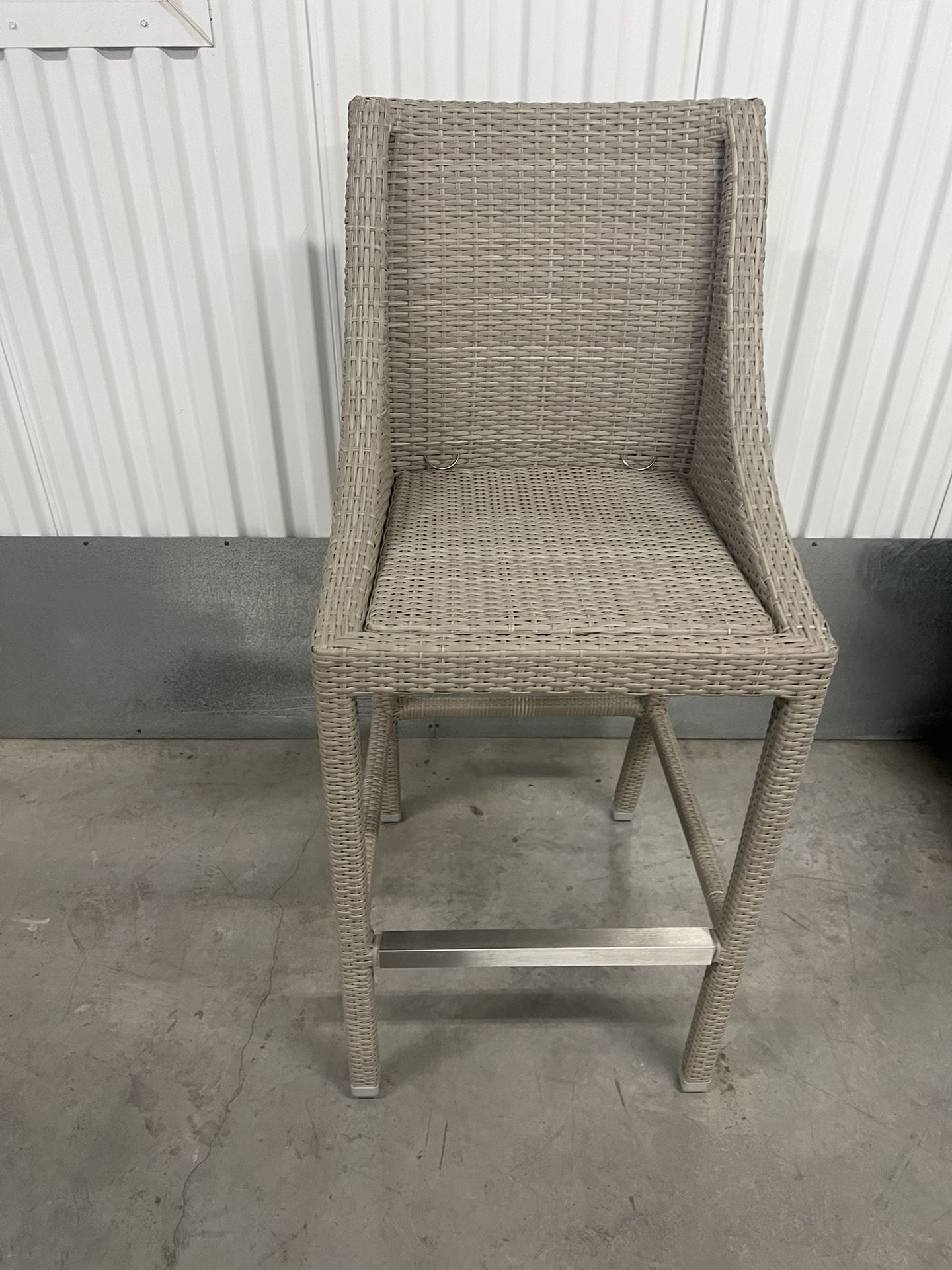 Contemporary indoor Outdoor Patio Rattan Bar Stool, Grey. The stool has metal frame and is in excellent condition. Very clean and ready to go! It’s cu