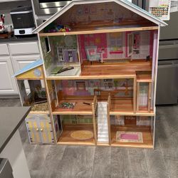 Dollhouse With Accessories 