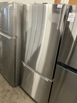 Midea MRB19B7AST Bottom Freezer Refrigerator (Open Box / Scratch & Dent)