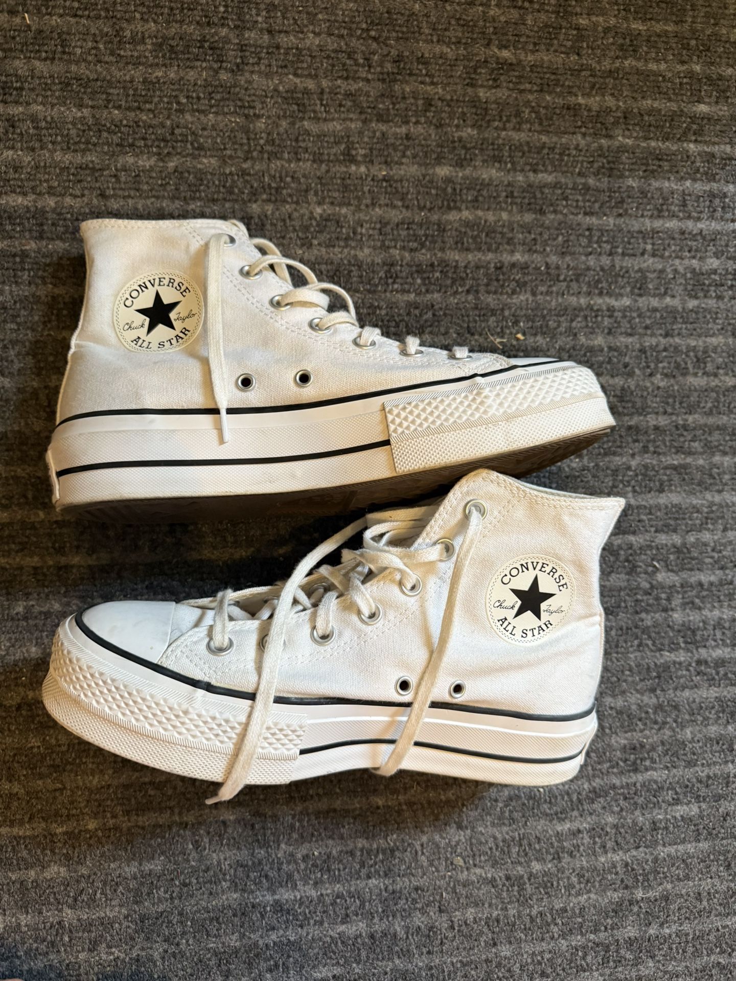 WOMENS SIZE 8 CONVERSE SHOES
