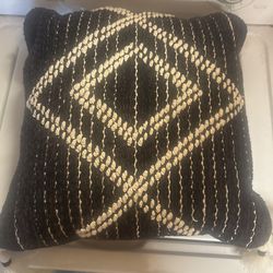 Like New Beautiful Throw Pillow pottery barn Quality Decorated With Double Tassels On Each Corner