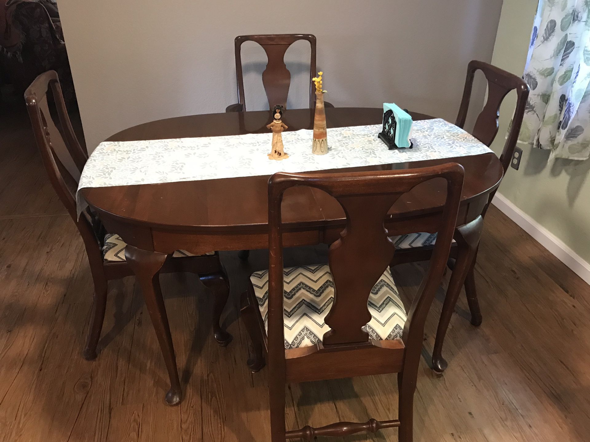 dining room table in very good condition, three leafs and 5 chairs