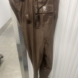 TIDEWE Bootfoot Chest Wader, 2-Ply Nylon/PVC Waterproof Fishing Hunting Waders size 5 boots. Onetime use in great condition however it’s missing the a