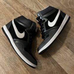 Womens NIKE AIR FORCE SKY HIGH Wedge BLACK White 629746 015 U.S SIZE 10  Pre own  No box  Great condition 