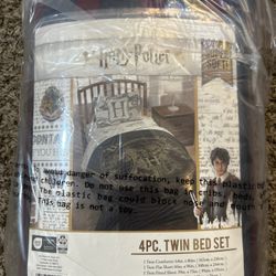 Harry Potter Spellbound 4 Piece Twin Bed Set - Includes Reversible Comforter New