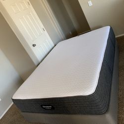QUEEN BEAUTYREST HYBRID MATTRESS AND FREE BOX SPRING