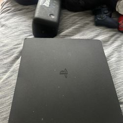 PS4 Slim + Controllers 