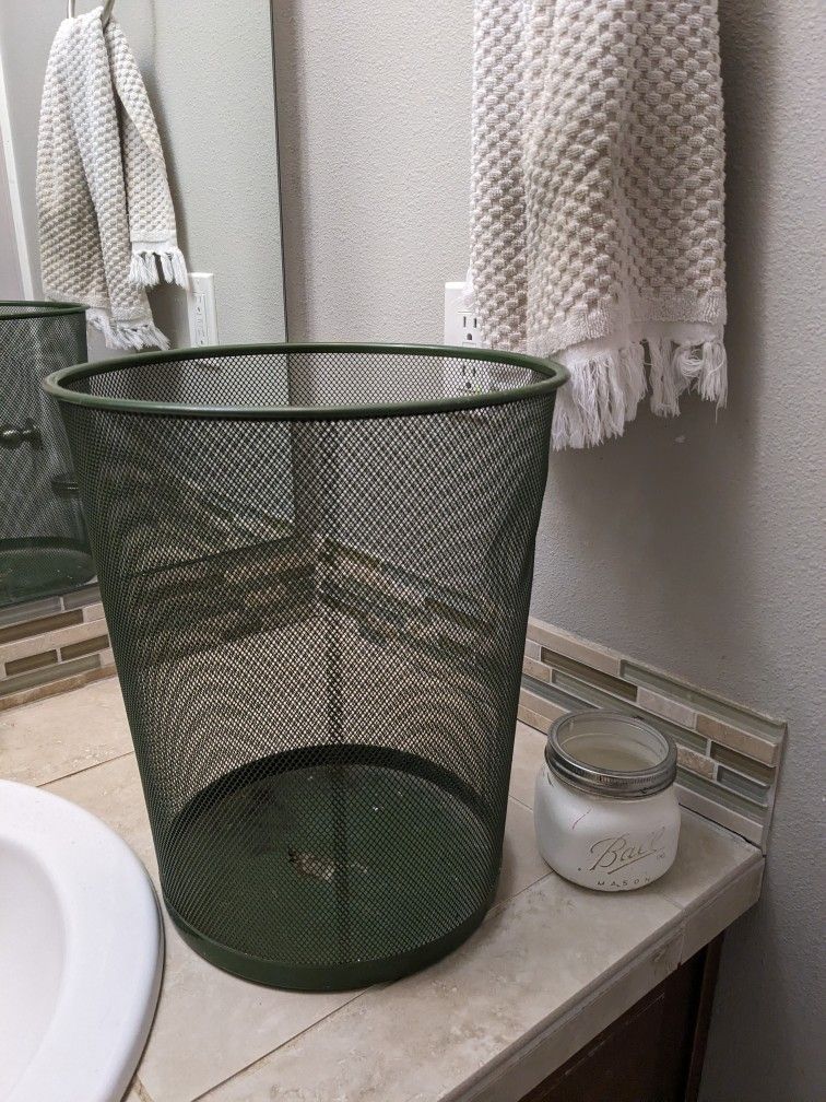 Small mesh garbage can