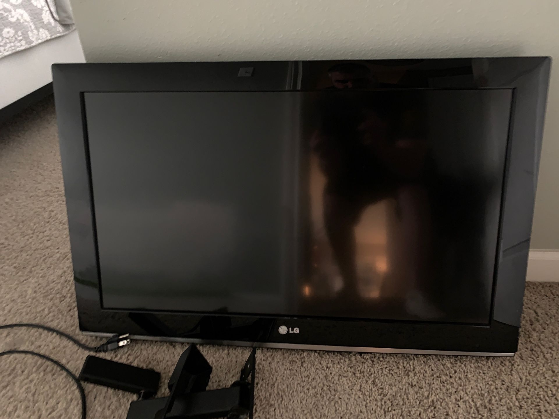 32 inch LG tv with full tilt mount and HDMI cord.