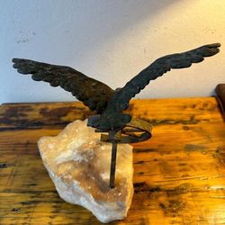 ADORNO ANTIGUO DISEÑO AGUILA DE BRONCE CON BASE DE PIEDRA