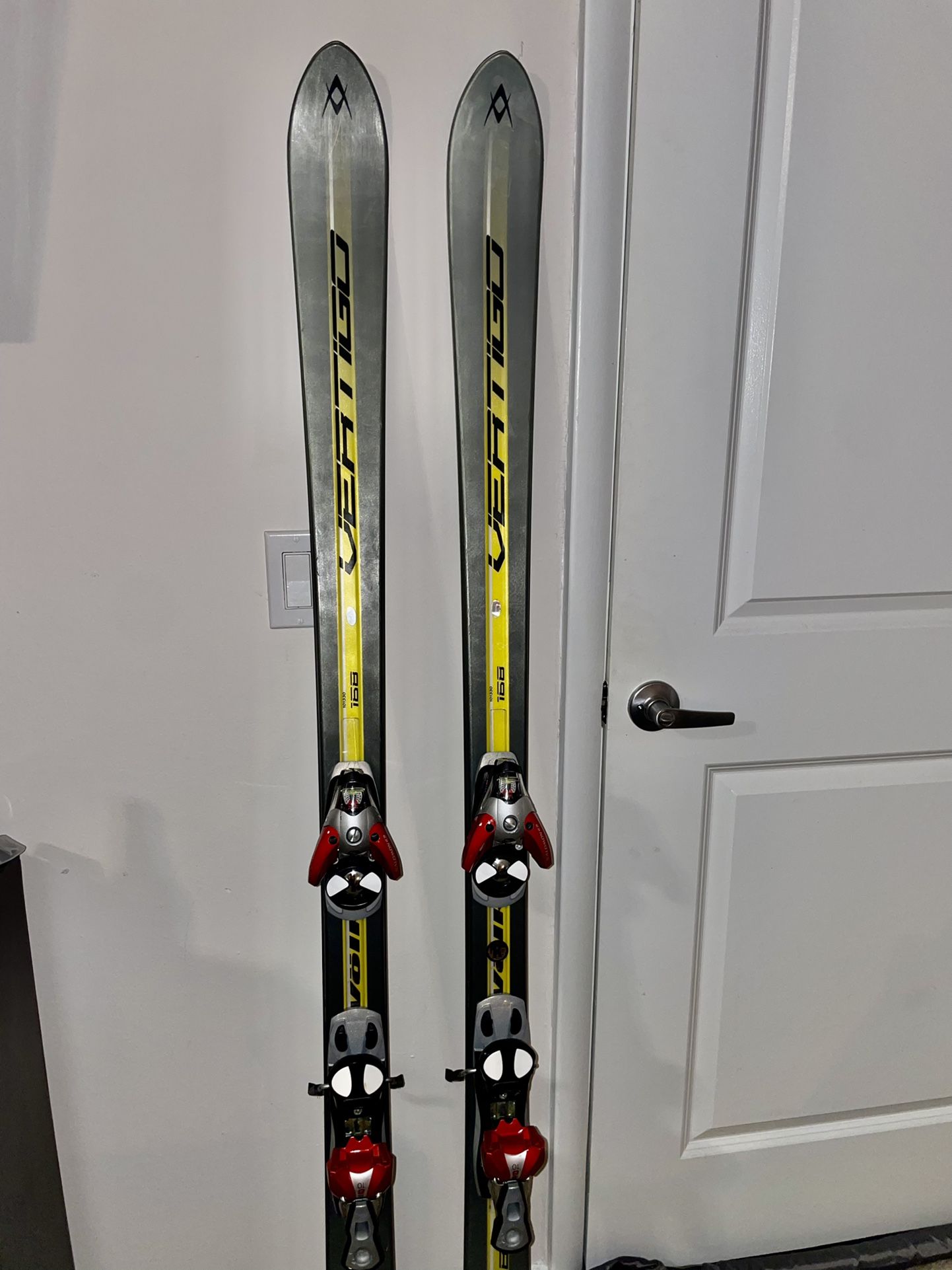 Volkl Mens Vertigo Ski 168 w Salomon Bindings 