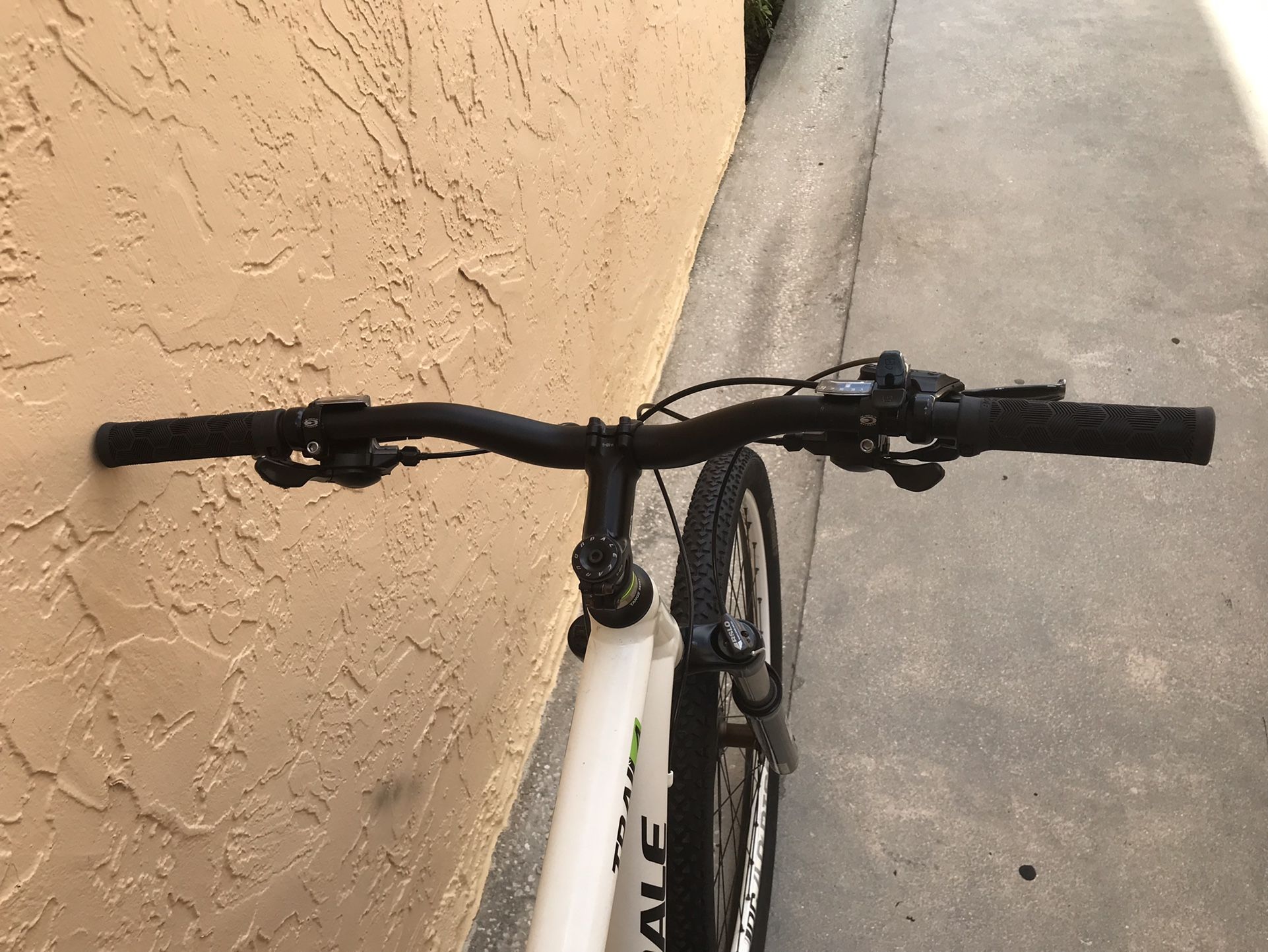BICYCLE CANNONDALE 27 SPEED EXCELLENT CONDITION for Sale in Miami, FL