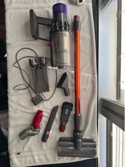 Dyson V10 Cordless Vacuum – Complete Set – Runs Great – Needs Cleaning