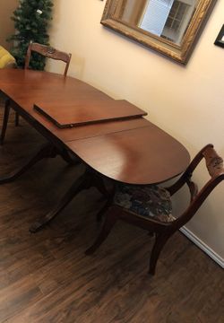 Antique table with Ixstentions with two chairs