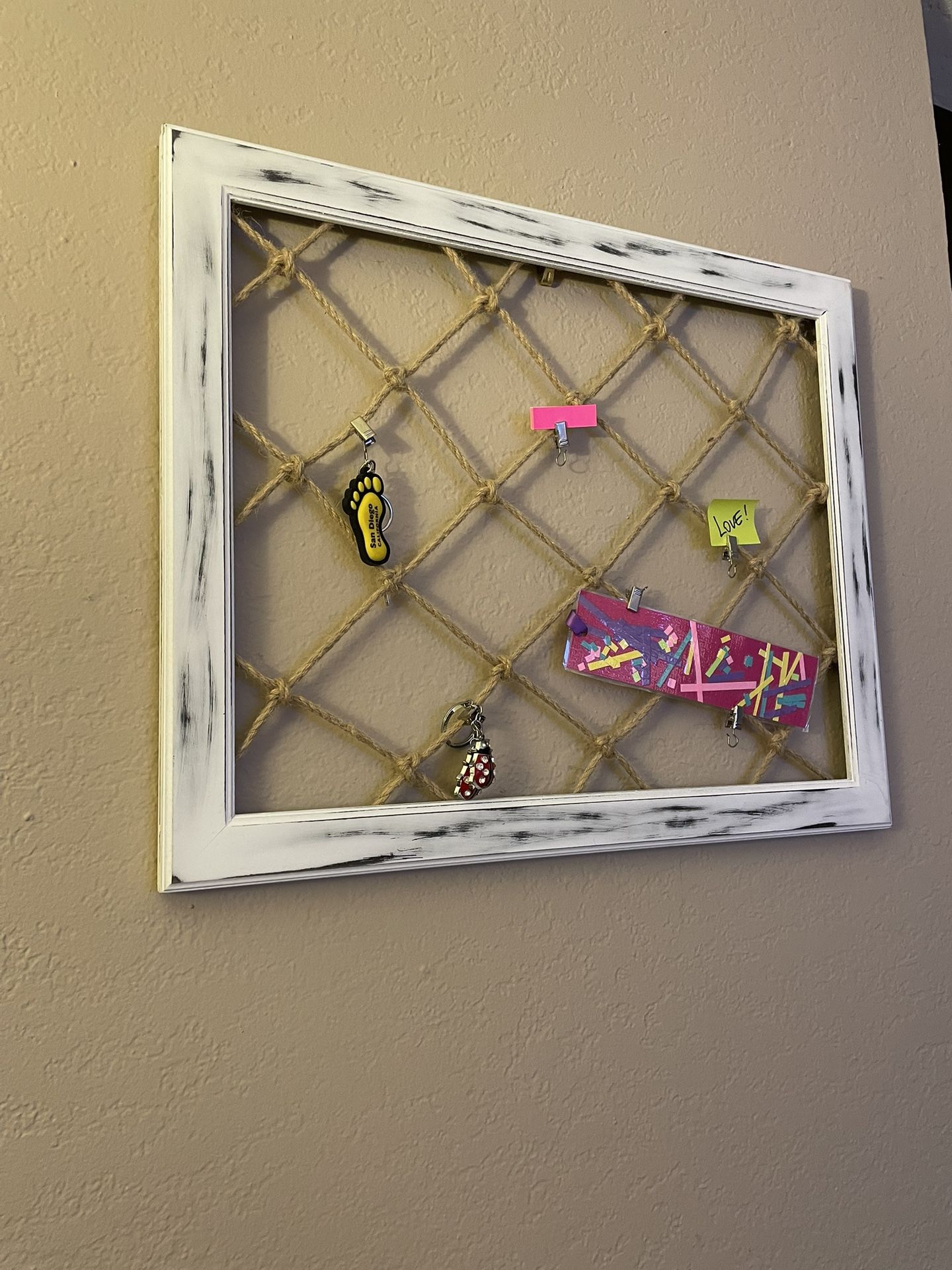 Wall Picture Holder With Clips