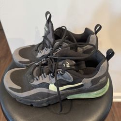 Kids Black and Gray Nike Air Max 270 React size 4