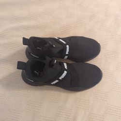 Women's 7.5 Puma Slip On Sneakers 