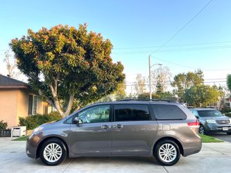 2011 Toyota Sienna XLE 1 Owner