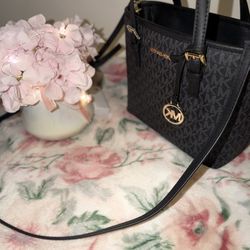 ⭐️ Micheal Khors Black tote and cross body bag ⭐️