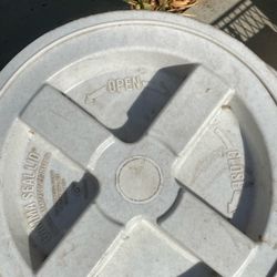 Pet food container