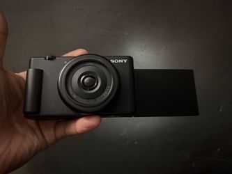 Sony ZV-1F Vlogging Camera Black — 20mm f/2.0 Zeiss Lens