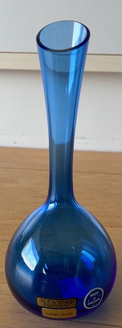 New blue crystal bud vase Handmade in Mantorp, Sweden. 5 1/4” tall.