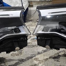 BMW G30 LEFT AND RIGHT ICONIC HEADLIGHTS NEW