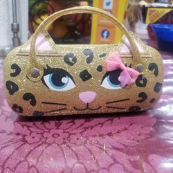 Really cute glasses case, shimmering gold kitty designed in good condition, my daughter grew out of it, tons of life left in this item, waiting for a