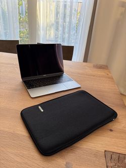 12-inch Apple MacBook (Retina, 2015) - Super Light & Sleek (With Charger, Cable & Sleeve!)
