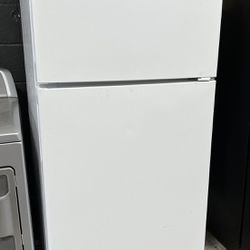 28” Top Freezer Refrigerator 14.6cu.ft. White