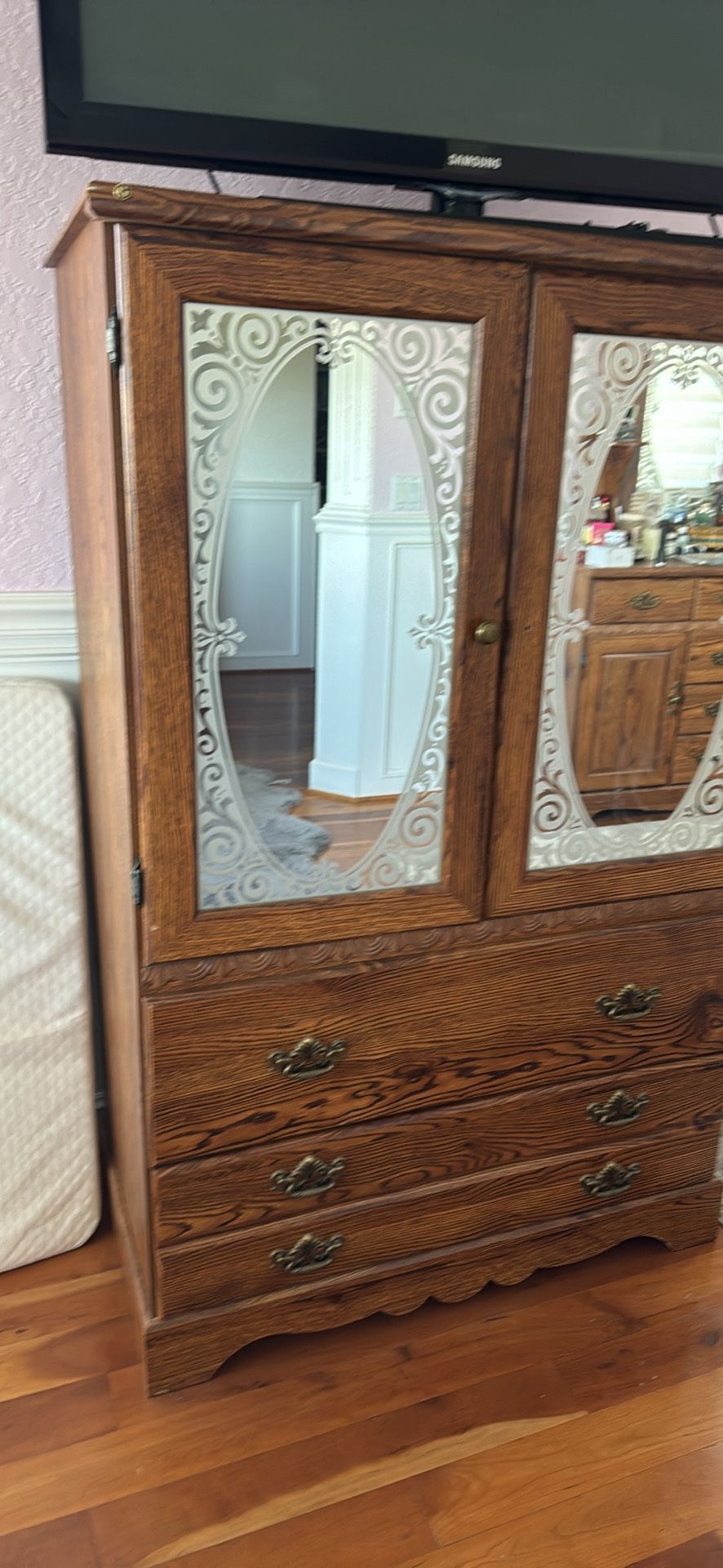 Dresser With Mirror